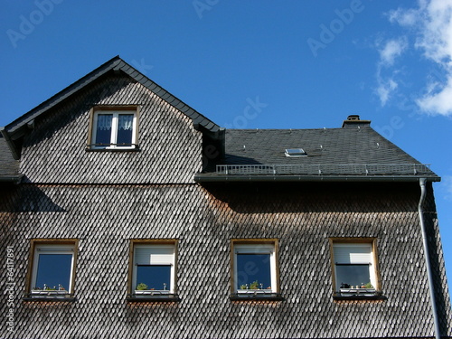 Fassade eines Wohnhauses mit grauem Schiefer in Wettenberg Stock-Foto