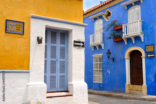 Board z aluminiowym obramowaniem Typowe domy kolonialne, stare miasto cartagena