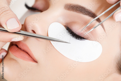 Poster Frau Auge mit langen Wimpern. Wimpernverlängerung