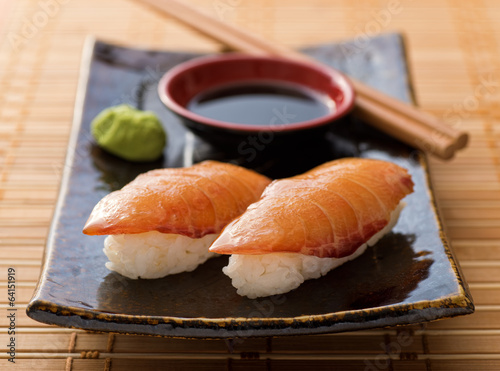 Naklejka samoprzylepna Wędzony łosoś sushi nigiri