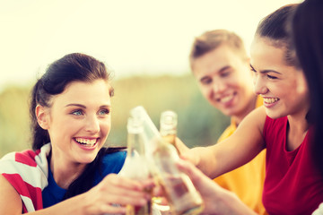 Poster - women and men with drinks on the beach