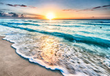 Fototapeta Na drzwi - Sunrise over beach in Cancun