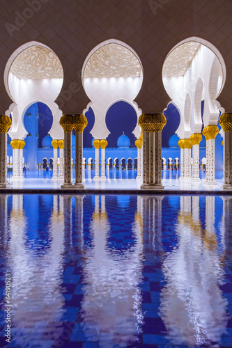 Plakat na papierze fotorealistycznym Architektura Wielki Meczet w abu dhabi w nocy, Zjednoczone Emiraty Arabskie