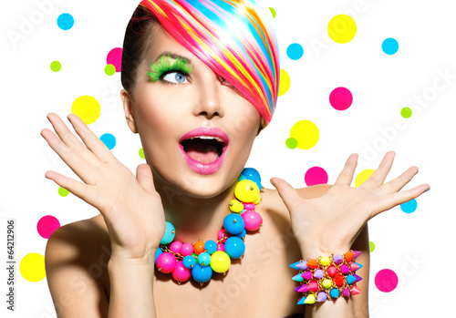 Board z aluminiowym obramowaniem Portret piękna z kolorowy makijaż manicure i fryzurę