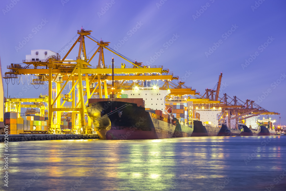 Gantry crane loading and unloading cargo container from cargo ship at ...