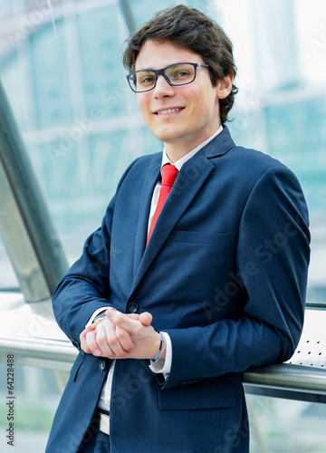 Fotografía Outdoor portrait of a dynamic junior executive smiling