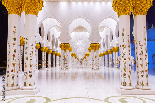 Plakat na papierze fotorealistycznym Kolumny wielkiego meczetu w abu dhabi w nocy, Zjednoczone Emiraty Arabskie