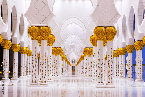 Plakat na papierze fotorealistycznym Kolumny wielkiego meczetu w abu dhabi w nocy, Zjednoczone Emiraty Arabskie
