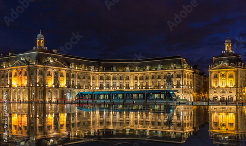 Board z aluminiowym obramowaniem Tramwaj na miejscu giełdy w Bordeaux - Francja