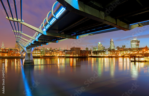 Board z aluminiowym obramowaniem Millennium Bridge w Londynie, w Anglii