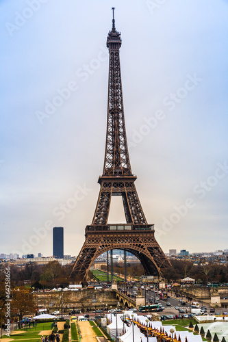 Plakat na papierze fotorealistycznym Wieża eiffla w Paryżu we francji
