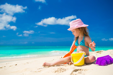 Wall Mural - Adorable little girl playing on the beach with white sand