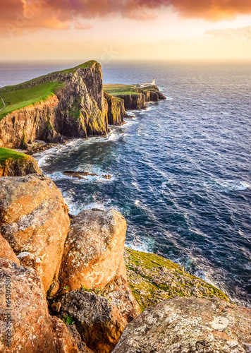 Obraz na płótnie canvas dwuczęściowy "dyptyk" Pionowy widok neist point lighthouse z pierwszym planie skał, s