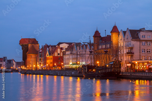 Board z aluminiowym obramowaniem Rzeka Motława i stary gdańsk w nocy