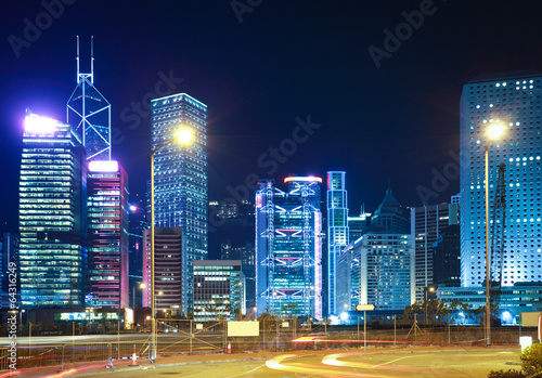 Board z aluminiowym obramowaniem Nocny widok na punkt orientacyjny w hongkongu