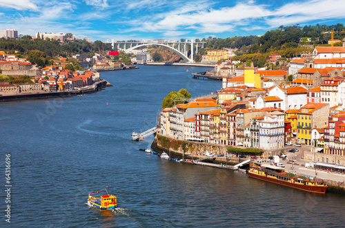 Board z aluminiowym obramowaniem Portugalia, porto, łódź płynie w dół rzeki duoro
