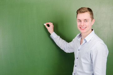 Wall Mural - student schreibt an die tafel