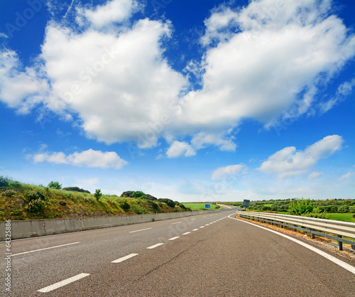 Board z aluminiowym obramowaniem Chmury nad autostradą