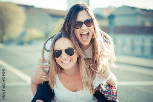 Fotografia two beautiful young women having fun