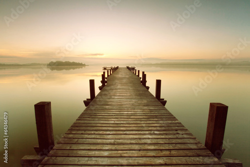 Obrazy Jezioro  molo-nad-jeziorem-poranna-mgla