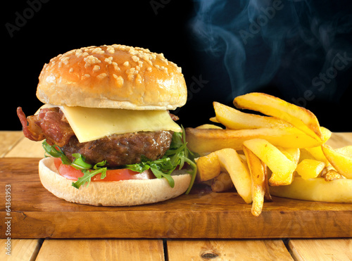 Naklejka samoprzylepna Cheeseburger z frytkami