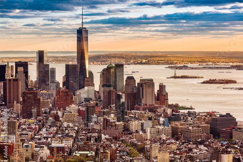 Naklejka samoprzylepna Widok z lotu ptaka na dolny manhattan o zachodzie słońca