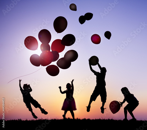 Naklejka - mata magnetyczna na lodówkę Children Outdoors Playing with Balloons
