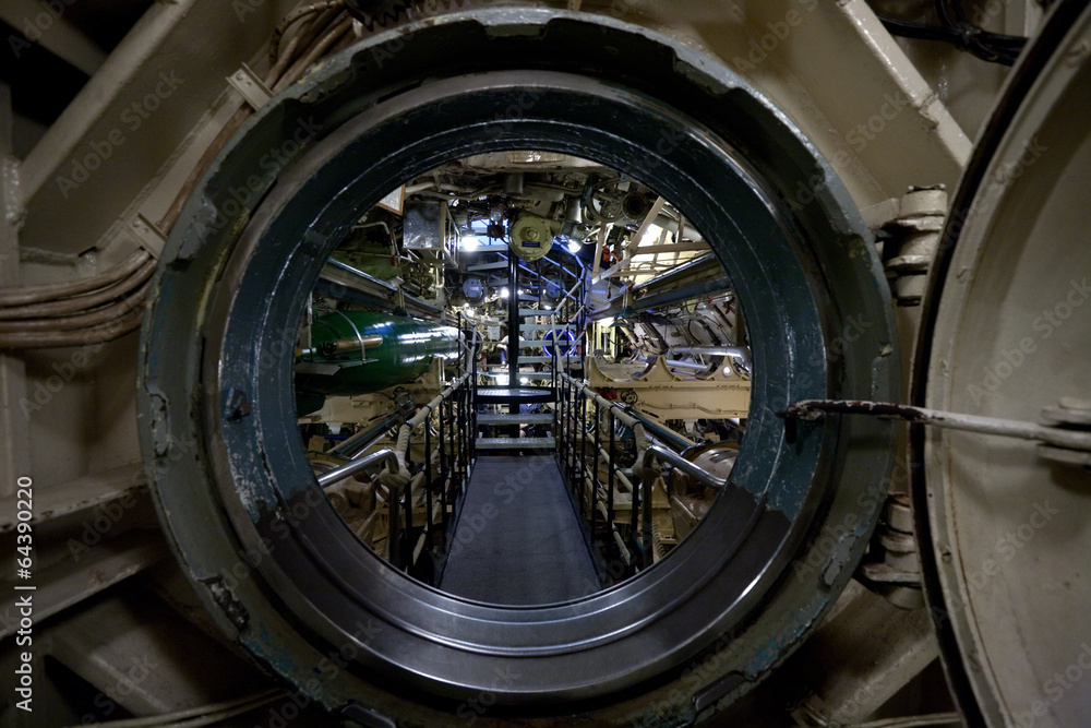 Papel de parede submarine interior view through manhole