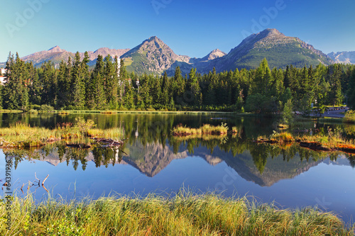 Board z aluminiowym obramowaniem Górskie jezioro na Słowacji tatra - strbske pleso