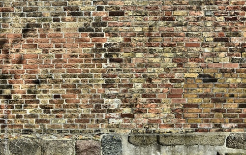 Fototapeta na wymiar Klinkerwand mit Sockel (HDR)