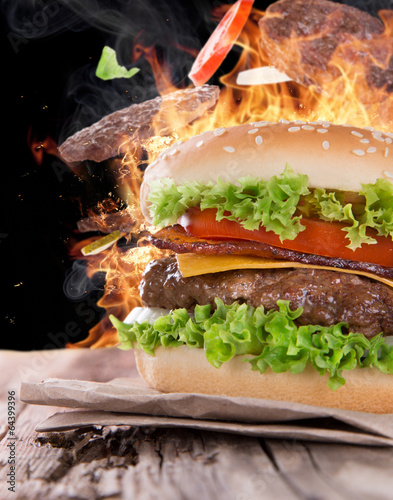 Naklejka samoprzylepna Pyszne hamburgery na drewno