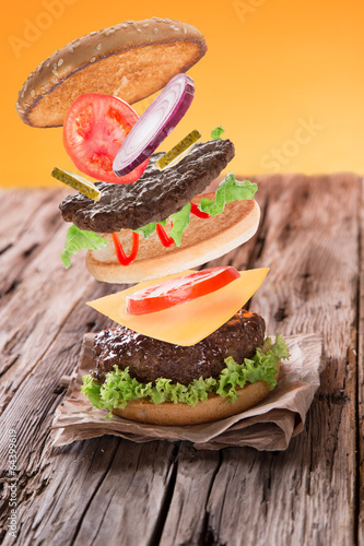Naklejka samoprzylepna Pyszne hamburgery na drewno