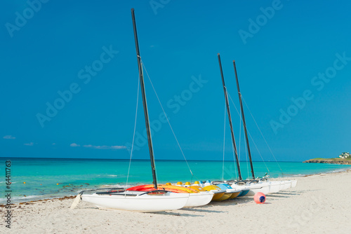 Board z aluminiowym obramowaniem Łodzie żaglowe na brzegu plaży Varadero na Kubie