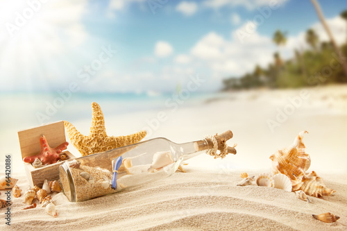 Tapeta ścienna Letnia plaża z ostrzem i muszlami