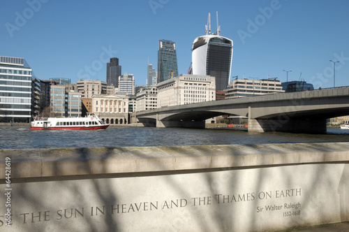 Naklejka samoprzylepna Promem przez London bridge