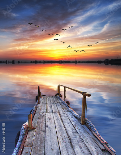 Fototapeta na wymiar la suave luz del amanecer