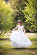 © diluart - niña baila en el jardin, fiesta.
