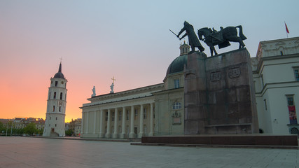 Fototapete - Sunset in Cathedral Square of Vilnius, Lithuania