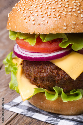 Naklejka samoprzylepna Duży hamburger z mięsem, serem, pomidorem, cebulą i sałatą