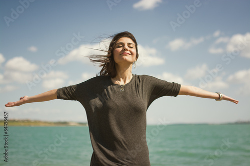 Fotomural La mujer que está respirando aire fresco