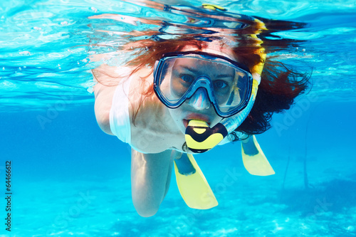 Naklejka samoprzylepna Kobieta z maską snorkeling