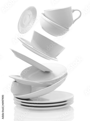 Fotografia Clean empty plates and cups isolated on white