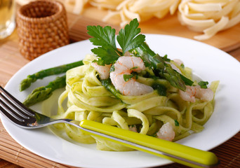 Canvas Print - fettuccine alla crema di asparagi con gamberetti