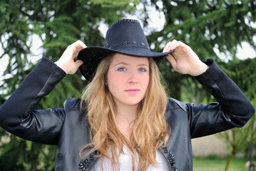 Ragazza bionda con cappello Cowboy