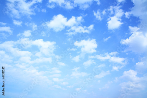 Naklejka - mata magnetyczna na lodówkę Piękne błękitne niebo z małymi chmurkami