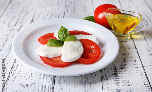 Plakat na papierze fotorealistycznym Sałatka caprese z serem mozarella, pomidorami i bazylią