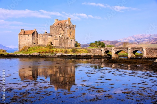 Board z aluminiowym obramowaniem Sławny eilean donan kasztel Scotland z odbiciami