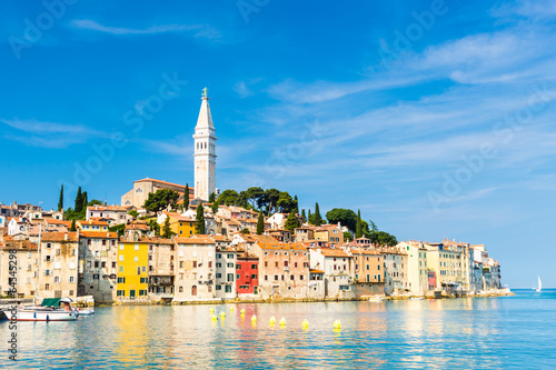 Board z aluminiowym obramowaniem Nadmorskie miasteczko rovinj, istria, chorwacja.