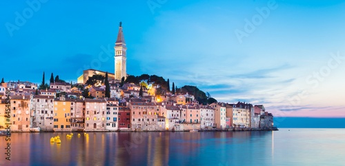 Board z aluminiowym obramowaniem Nadmorskie miasteczko rovinj, istria, chorwacja.