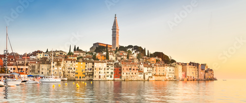 Board z aluminiowym obramowaniem Nadmorskie miasteczko rovinj, istria, chorwacja.